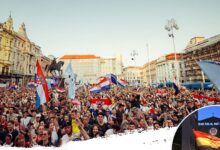 Veliki skup mladih s hrvatskim zastavama na Antunovskom hodu mladih u gradu, uz najavu događaja u Hercegovini 6.6.