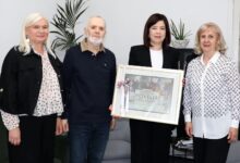 Ljerka Ostojić uručuje Povelju Mariji Buhač u Mostaru