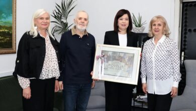 Ljerka Ostojić uručuje Povelju Mariji Buhač u Mostaru