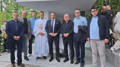 Delegacija iz Republike Hrvatske na svetoj misi i otkrivanju spomen-ploče poginulim braniteljima u groblju Jasenik kod Konjica
