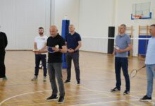 Članovi Badminton kluba “Herc” iz Širokog Brijega s učenicima Srednje škole dr. fra Slavka Barbarića u Čitluku tijekom promocije badmintona i podrške osnivanju Badminton kluba “Brotnjo”.