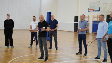 Članovi Badminton kluba “Herc” iz Širokog Brijega s učenicima Srednje škole dr. fra Slavka Barbarića u Čitluku tijekom promocije badmintona i podrške osnivanju Badminton kluba “Brotnjo”.