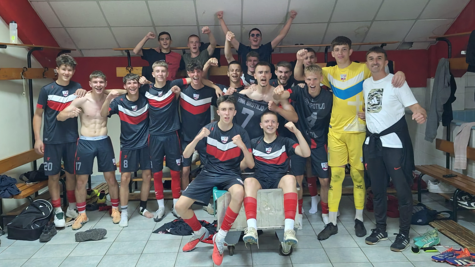 Juniori HNK Brotnjo slave pobjedu protiv HŠK Posušje nakon utakmice U19 prvenstva u kojoj su slavili rezultatom 2:0.