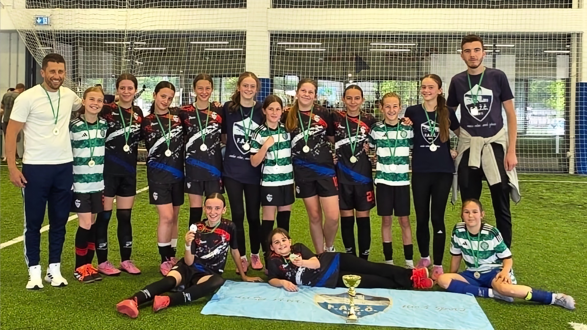 Nogometašice Futsal Akademije Župa Čerin sa srebrnim medaljama nakon osvojenog drugog mjesta na Apfel Arena Women’s kupu u Makarskoj.