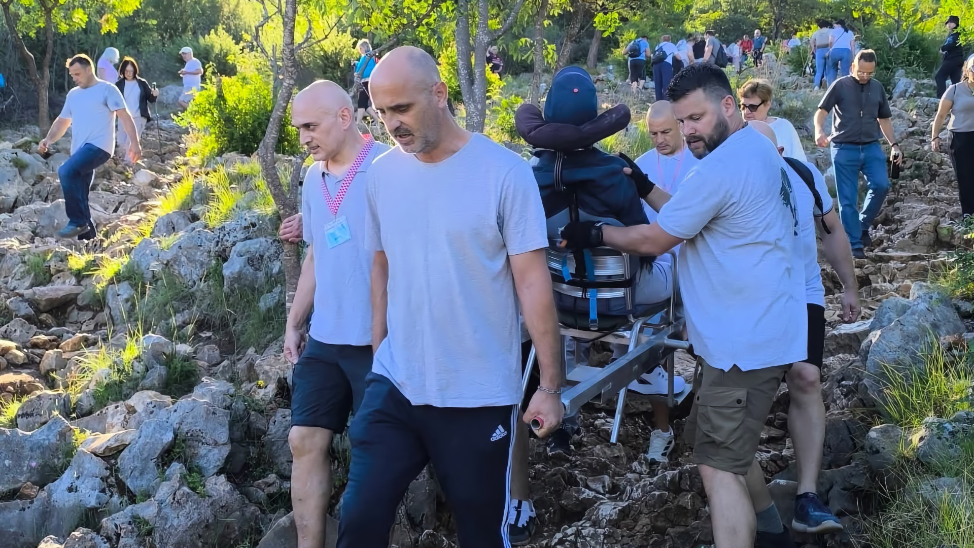 Sudionici 12. hodočašća za osobe s invaliditetom i djecu s teškoćama tijekom molitvenog programa u Međugorju.