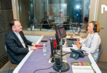 Biskup Petar Palić s novinarkom Višnjom Spajić u emisiji Susret Radiopostaje Mir Međugorje