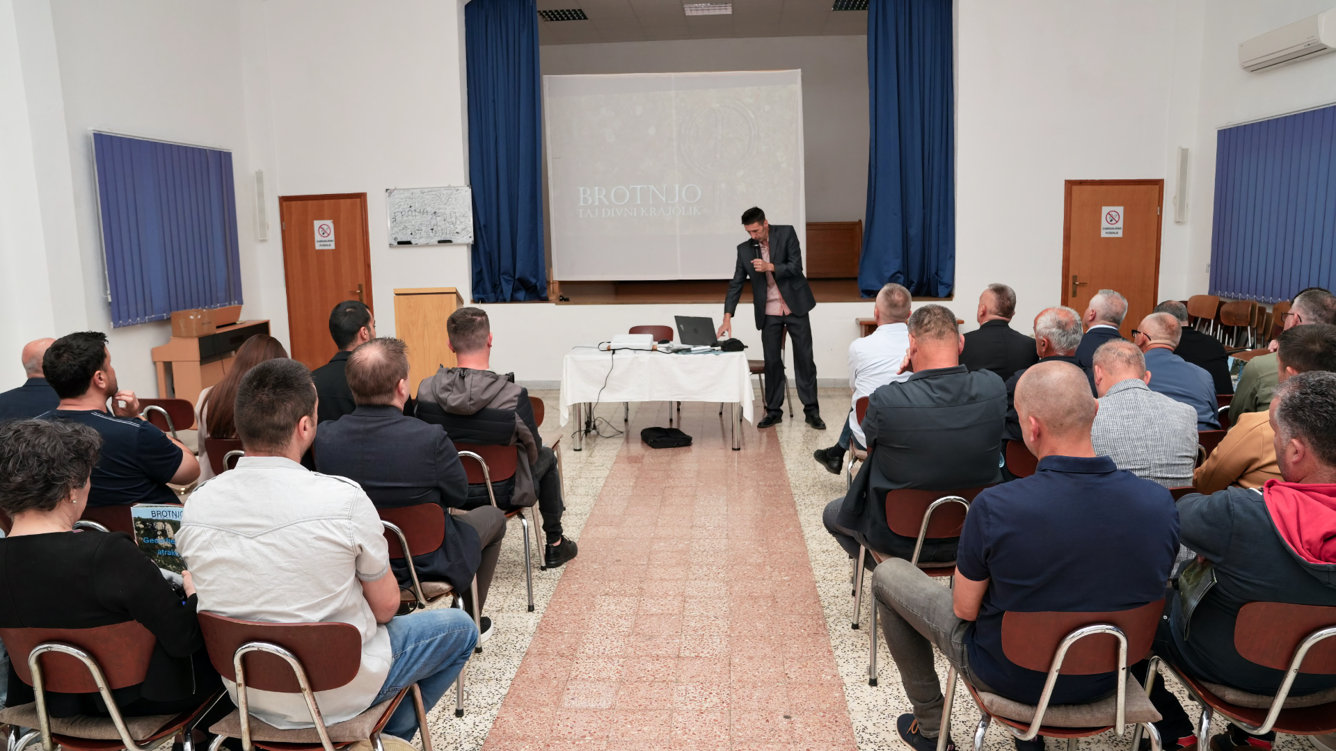Dr. Goran Glamuzina tijekom predavanja o geoarheološkim atrakcijama Brotnja u Pastoralnom centru Čerin.