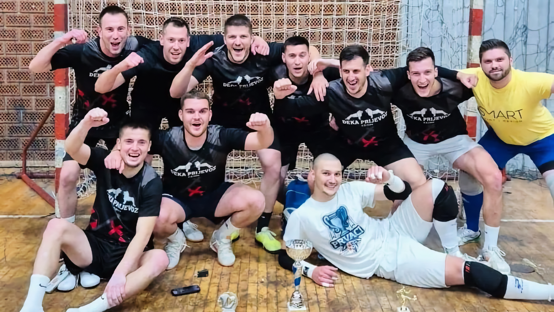 Ekipa župe Gradina slavi osvajanje Međužupne lige Hercegovine u Sportskom centru Čapljina.