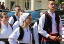 Članovi HKUD-a Brotnjo u narodnim nošnjama tijekom nastupa u Donjem Kraljevcu