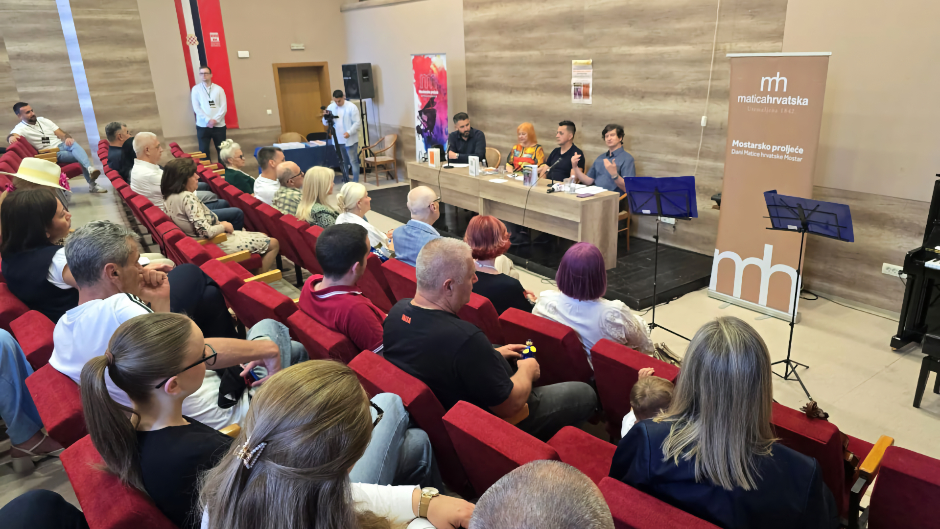 Predstavljanje španjolskog i španjolsko-rumunjskog izdanja zbirke „Sto i jedna mala pjesma” Stanka Krnjića u Kosači u Mostaru.
