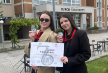 Učenice OŠ fra Didaka Buntića Lana Krndelj i Petra Barbarić s mentoricom Stankom Vasilj nakon osvajanja srebrne medalje na međunarodnom natjecanju u Sarajevu.