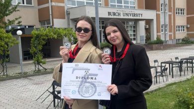 Učenice OŠ fra Didaka Buntića Lana Krndelj i Petra Barbarić s mentoricom Stankom Vasilj nakon osvajanja srebrne medalje na međunarodnom natjecanju u Sarajevu.