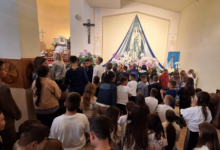 Prvopričesnici ispred crkve svetog Jakova u Međugorju nakon zahvalne molitve za Prvu svetu pričest