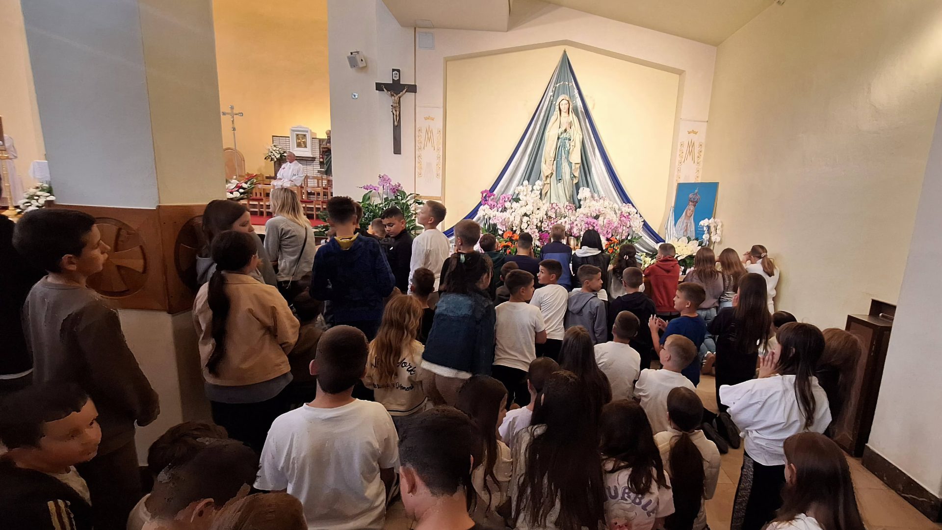 Prvopričesnici ispred crkve svetog Jakova u Međugorju nakon zahvalne molitve za Prvu svetu pričest