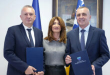 Federalna ministrica prometa i komunikacija Andrijana Katić s ministrom Ivom Bevandom i načelnikom Marinom Radišićem tijekom potpisivanja ugovora za prometne projekte u Mostaru.