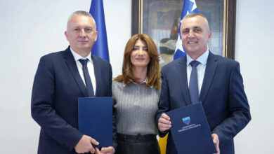 Federalna ministrica prometa i komunikacija Andrijana Katić s ministrom Ivom Bevandom i načelnikom Marinom Radišićem tijekom potpisivanja ugovora za prometne projekte u Mostaru.
