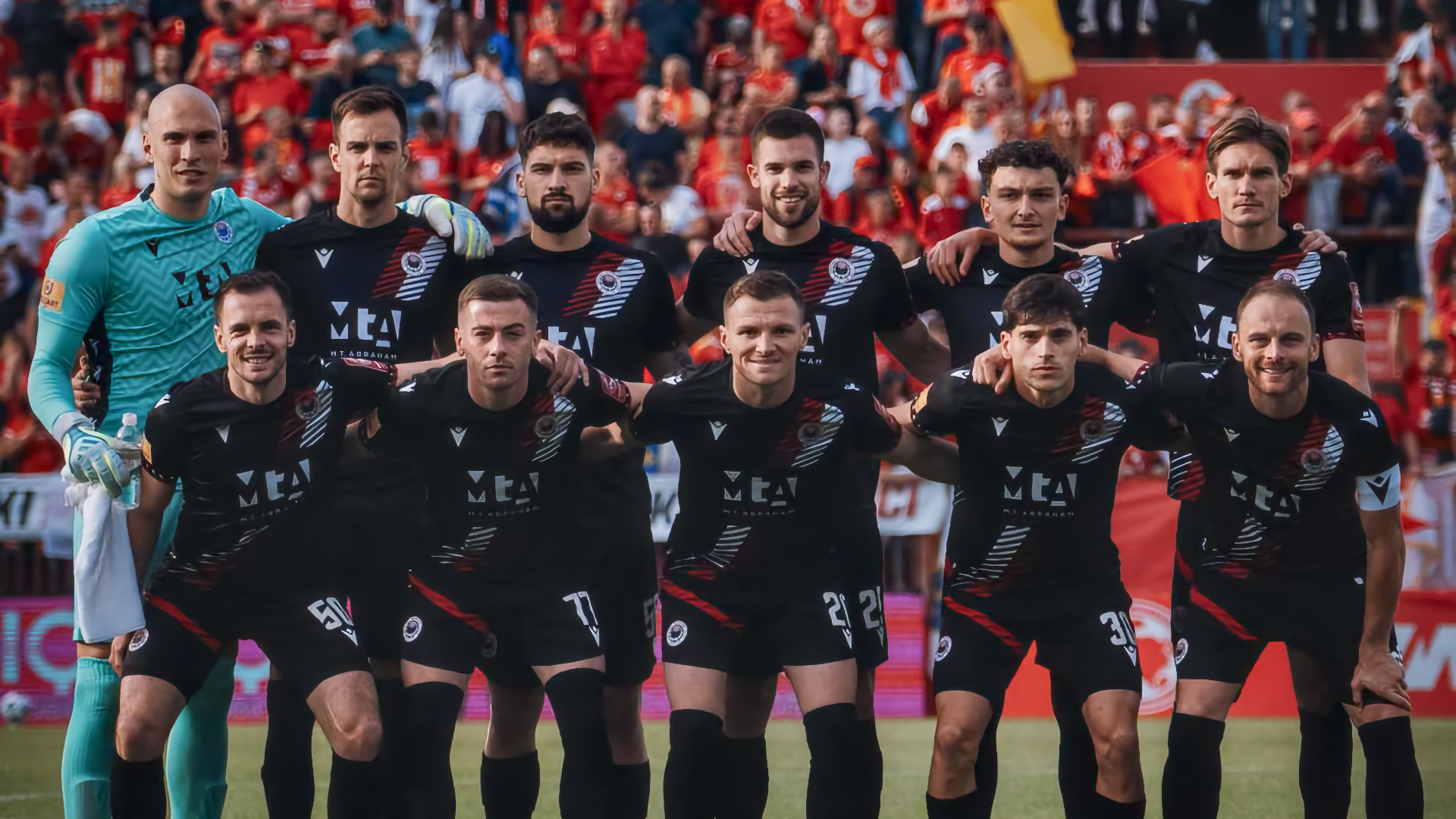 Nogometaši Zrinjskog slave osvajanje Kupa Bosne i Hercegovine nakon finala protiv Veleža na stadionu Rođeni