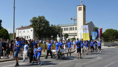 Plakat za 7. zavjetno hodočašće Kraljici Mira 2026. iz Čitluka u Međugorje povodom 45. obljetnice Gospinih ukazanja.
