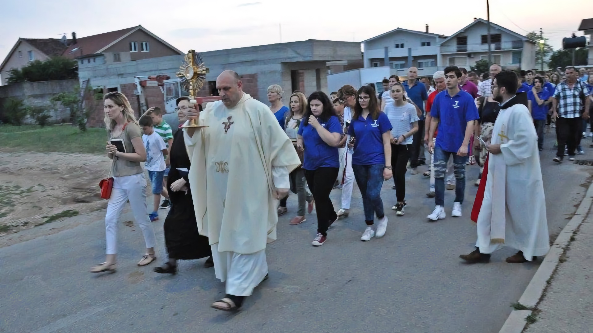 Tijelovska procesija s Presvetim oltarskim sakramentom u monstranci