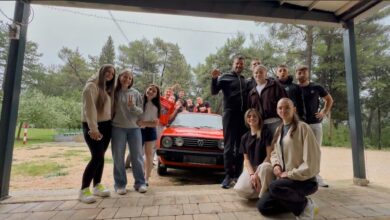 Maturanti IV.4 razreda iz Čitluka uručili profesoru Tomislavu Džidi automobil Golf 2 kao dar za kraj školovanja.