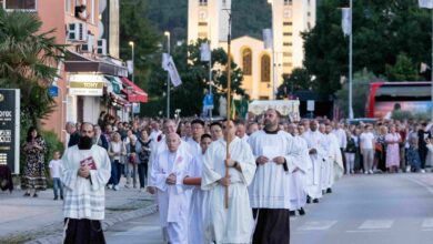 Nadbiskup Aldo Cavalli predvodi misno slavlje na svetkovinu Tijelova ispred crkve sv. Jakova u Međugorju, nakon kojeg je održana procesija s Presvetim Oltarskim Sakramentom ulicama župe.