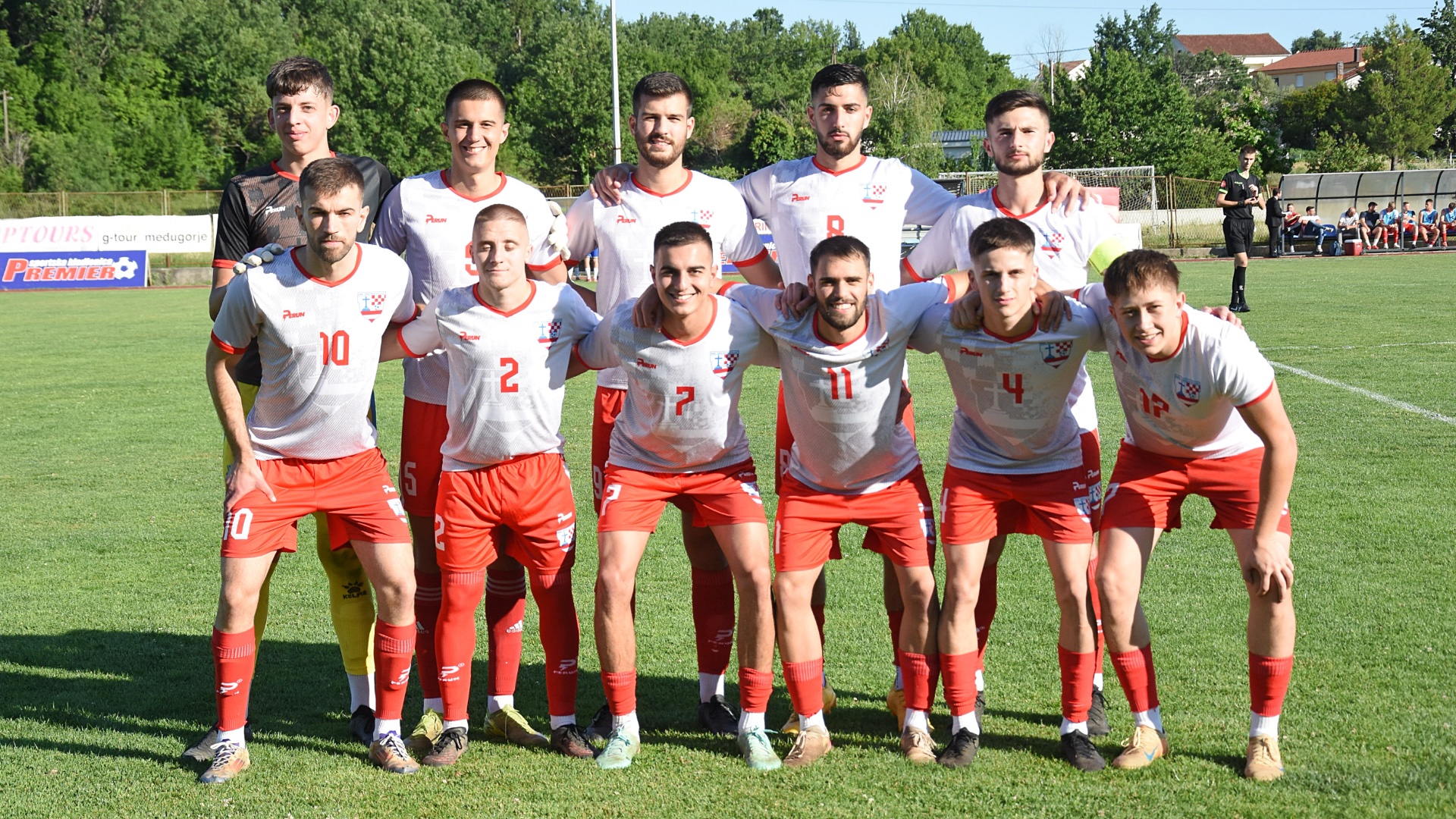 Igrači i stručni stožer HNK Brotnjo nakon uspješno završene sezone 2025./2026. u kojoj su seniori osvojili drugo mjesto Druge lige FBiH Jug, a omladinske selekcije ostvarile zapažene rezultate.