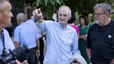 Mate Bulić sa školskim kolegama tijekom proslave 50. godišnjice mature generacije 1976. Srednje elektrotehničke škole u Mostaru u Ljetnikovcu Radobolja.
