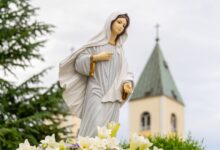 Vjernici mole krunicu na Brdu ukazanja u Međugorju tijekom Devetnice Kraljici Mira u pripravi za 45. obljetnicu Gospinih ukazanja.