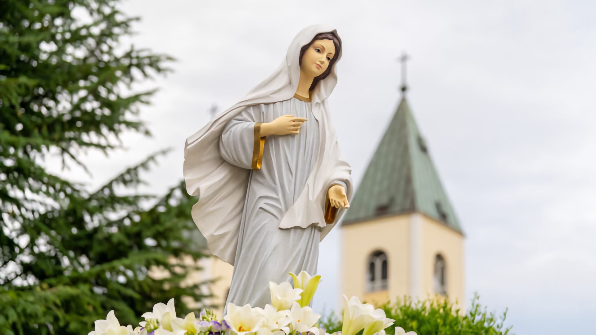 Vjernici mole krunicu na Brdu ukazanja u Međugorju tijekom Devetnice Kraljici Mira u pripravi za 45. obljetnicu Gospinih ukazanja.