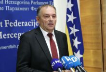 Tomislav Martinović tijekom službenog obraćanja o navodima vezanim za reviziju hrvatskih državljanstava državljana Bosne i Hercegovine.