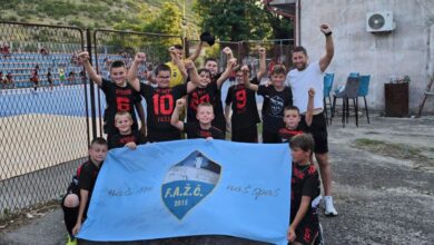 Igrači Futsal Akademije Župa Čerin s medaljom i peharom na Vidovdanskom turniru u Ljubinju.