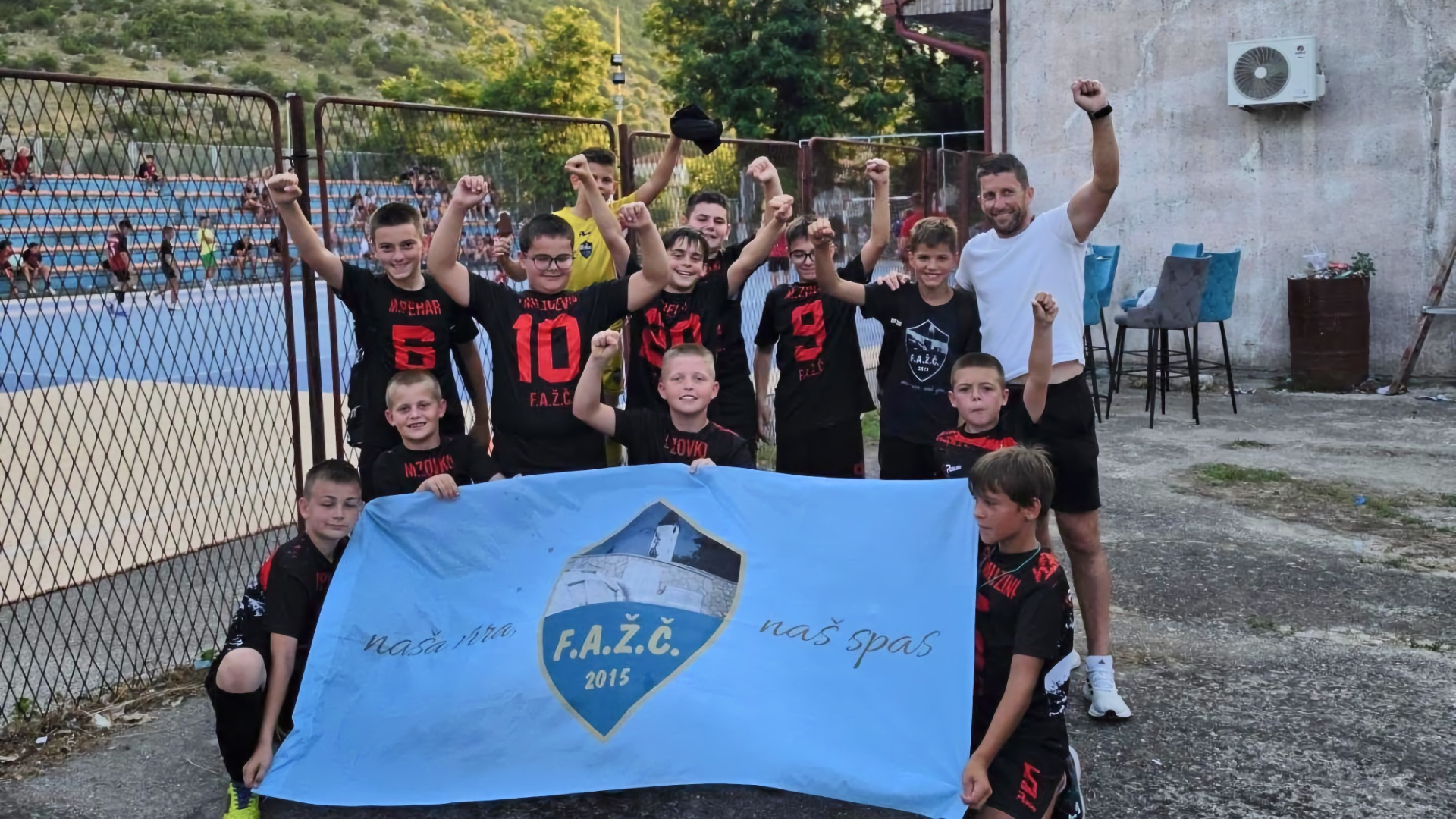 Igrači Futsal Akademije Župa Čerin s medaljom i peharom na Vidovdanskom turniru u Ljubinju.