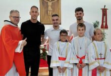 Nikola Vasilj, Nikola Katić i Ivan Bašić u posjetu fra Danijelu Rajiću u crkvi sv. Franje Asiškog na Dobrinji uoči odlaska na Svjetsko prvenstvo.