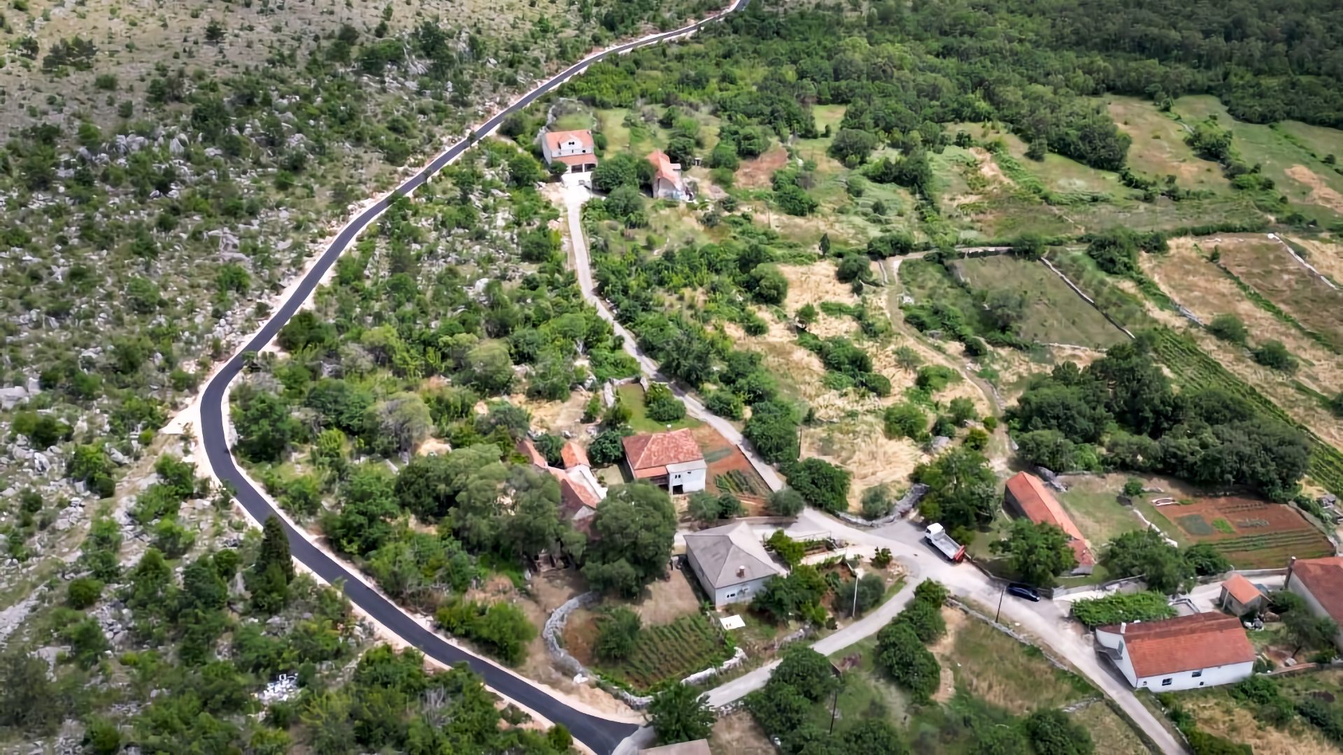 Asfaltirana prometnica Preko Dubrave koja povezuje gornji dio sela Čalići