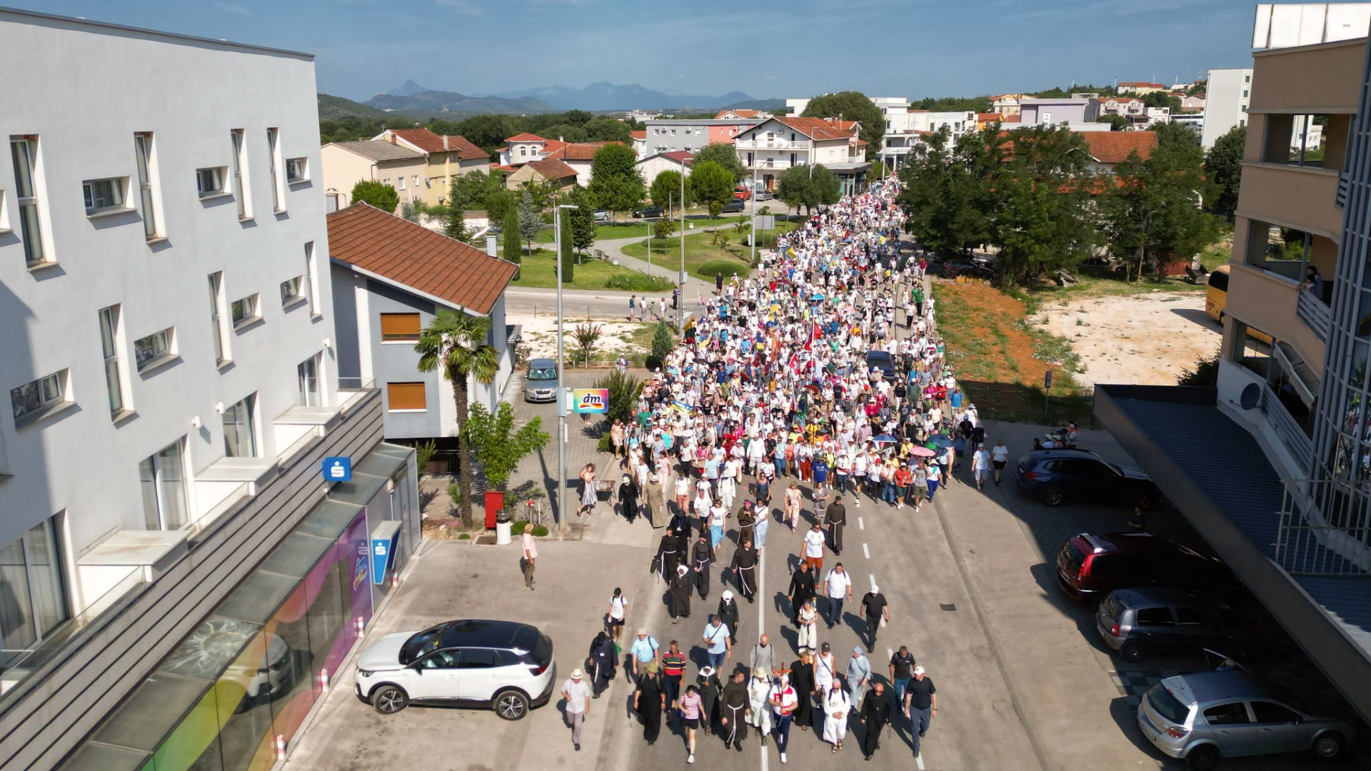 Tisuće hodočasnika u molitvenom hodu tijekom 35. Hodnje mira od Humca do Međugorja