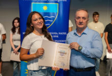Lana Nakić, učenica generacije Osnovne škole Čerin, na svečanoj dodjeli priznanja u Mostaru.