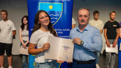 Lana Nakić, učenica generacije Osnovne škole Čerin, na svečanoj dodjeli priznanja u Mostaru.