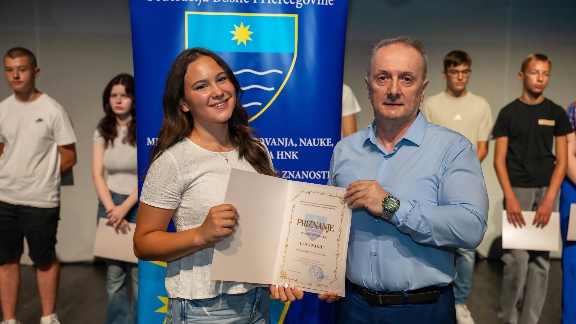 Lana Nakić, učenica generacije Osnovne škole Čerin, na svečanoj dodjeli priznanja u Mostaru.