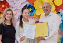 Martina Ostojić, učenica generacije Osnovne škole Bijakovići, s ravnateljem prof. Ivanom Ostojićem.