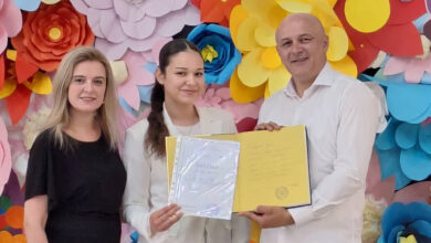 Martina Ostojić, učenica generacije Osnovne škole Bijakovići, s ravnateljem prof. Ivanom Ostojićem.
