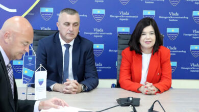 Potpisivanje ugovora u Vladi HNŽ-a za projekte obnove lokalnih prometnica u gradovima i općinama Hercegovačko-neretvanske županije.