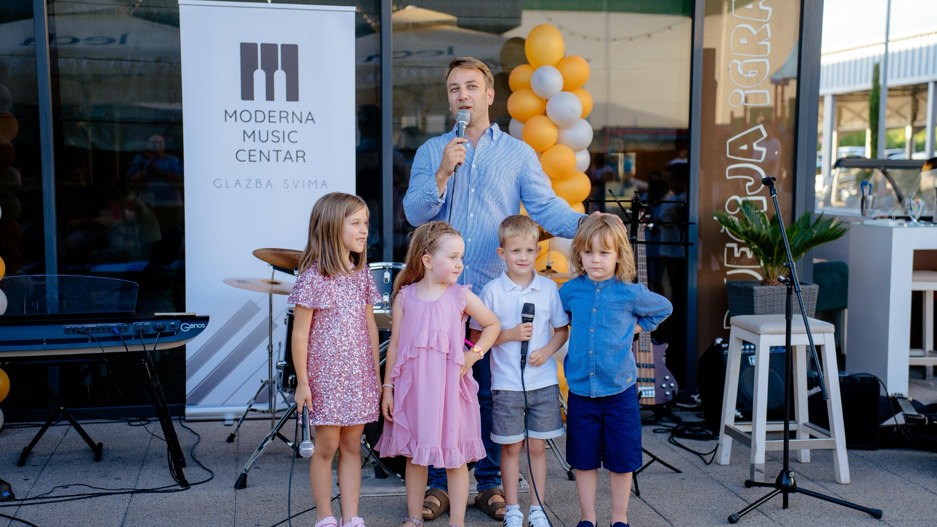 Polaznici Moderne Music Centra nastupaju na završnom koncertu u Park & Shopu Međugorje.