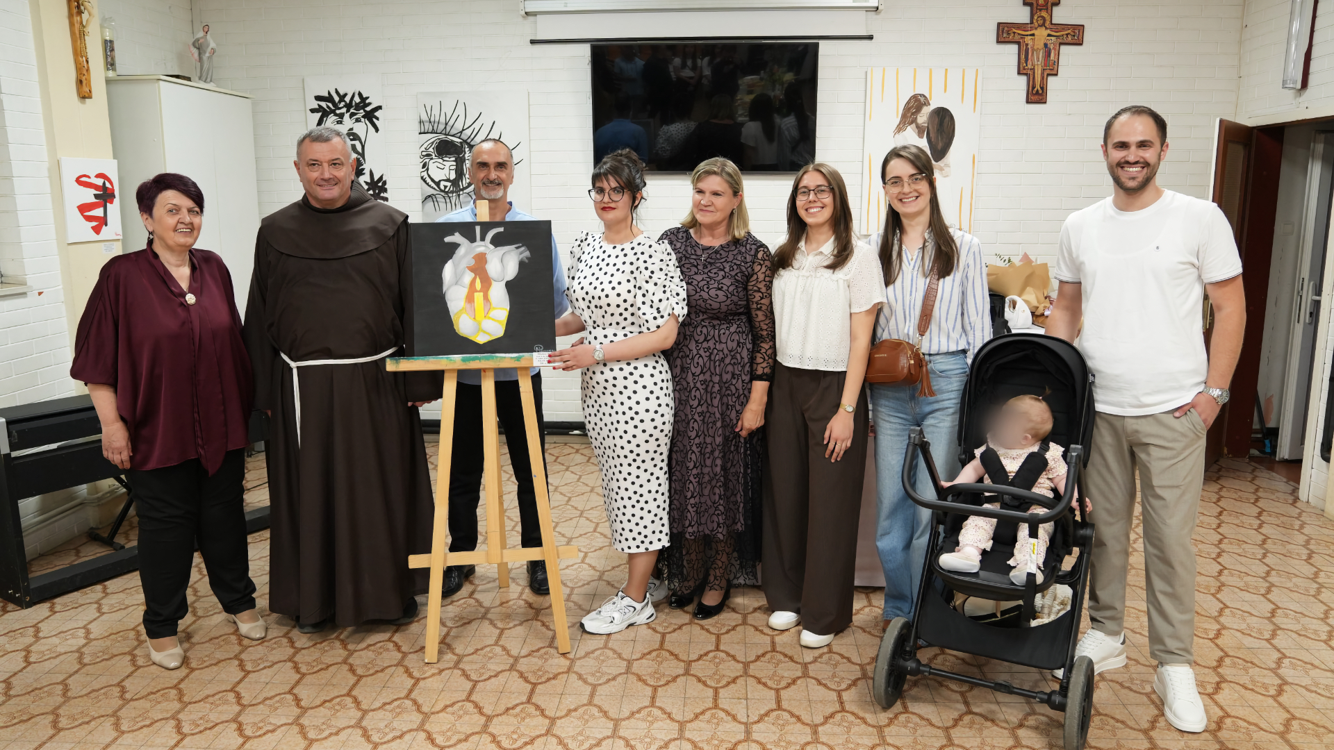 Matea Primorac na otvorenju prve samostalne izložbe slika u dvorani župe Krista Kralja u Čitluku