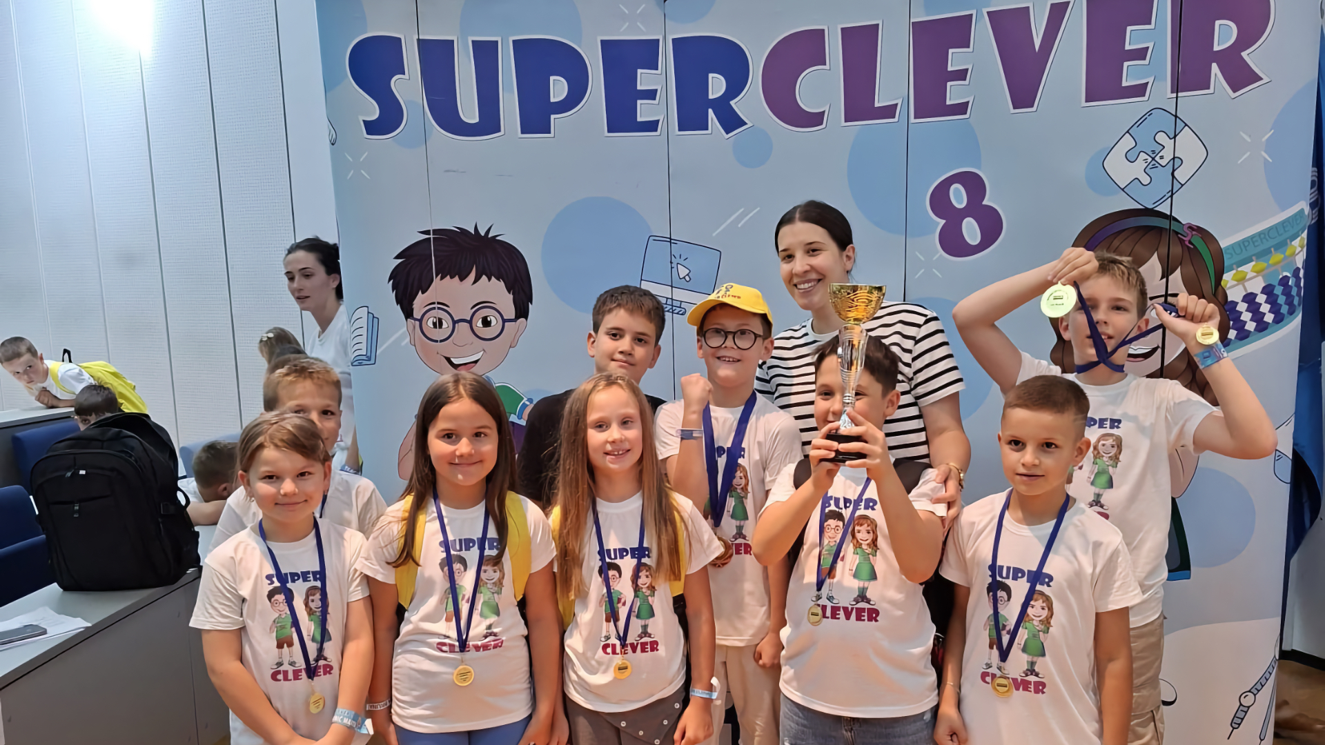 Učenici Superznalca Čitluk s medaljama i peharom na 5. Međunarodnoj olimpijadi u Splitu.