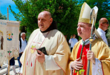 Biskup Petar Palić predvodi misno slavlje na blagdan sv. Ante u župi Humac kod Ljubuškog.