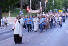 Vjernici u procesiji za Tijelovo ulicama Čitluka nakon misnog slavlja u crkvi Krista Kralja
