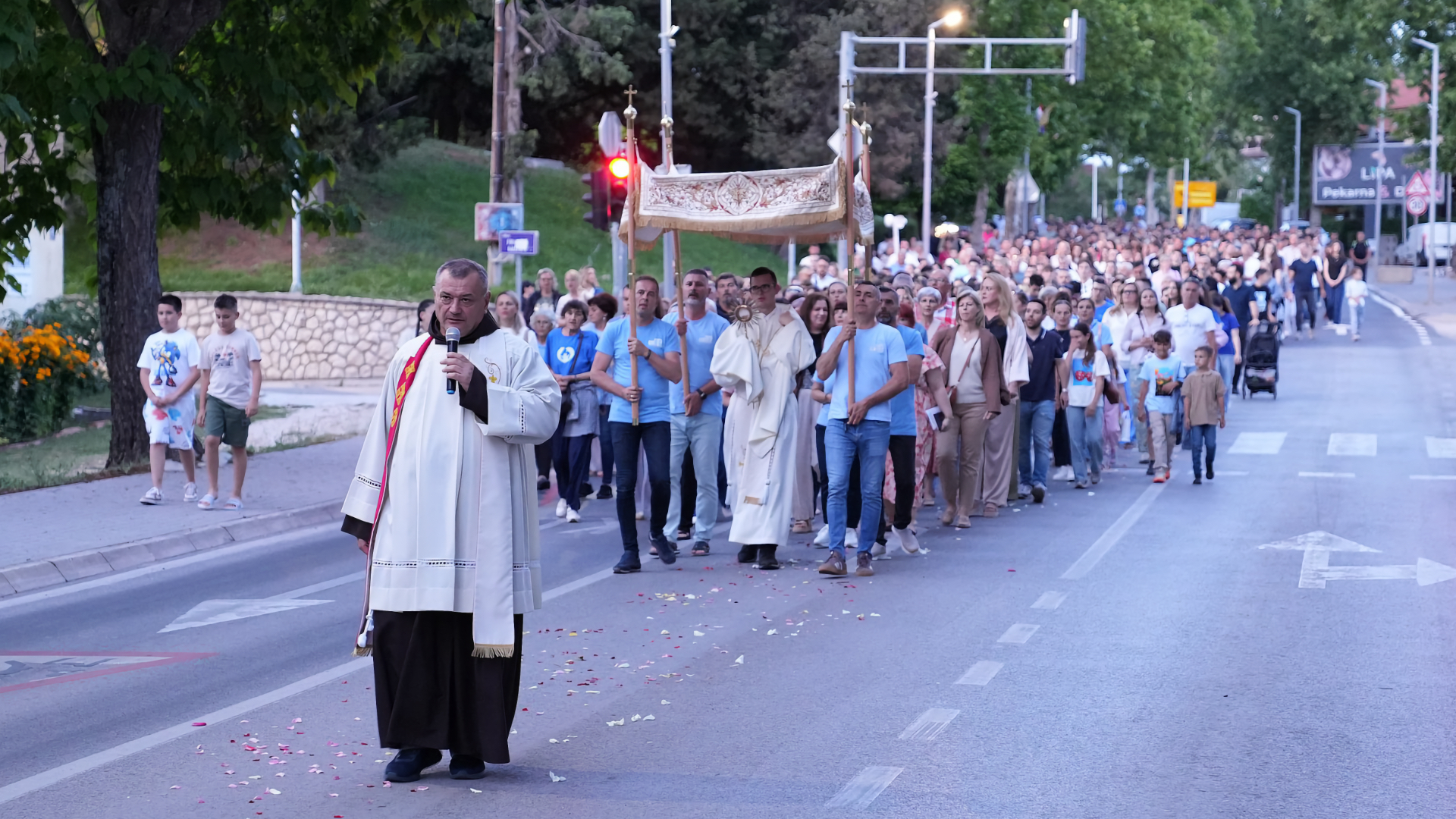 Vjernici u procesiji za Tijelovo ulicama Čitluka nakon misnog slavlja u crkvi Krista Kralja