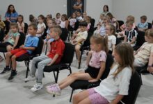 Jasna Ćorić predstavlja slikovnice „Mačkova kuća“, „Čarobni kist“ i „Vodarkinje“ pred mališanima u KIC-u Čitluk.
