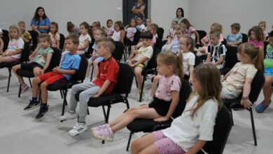 Jasna Ćorić predstavlja slikovnice „Mačkova kuća“, „Čarobni kist“ i „Vodarkinje“ pred mališanima u KIC-u Čitluk.