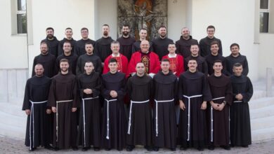 Mladi franjevci tijekom obnove privremenih zavjeta u samostanu Hercegovačke franjevačke provincije u Zagrebu 3. srpnja 2026. godine, među njima osmorica iz Brotnja.
